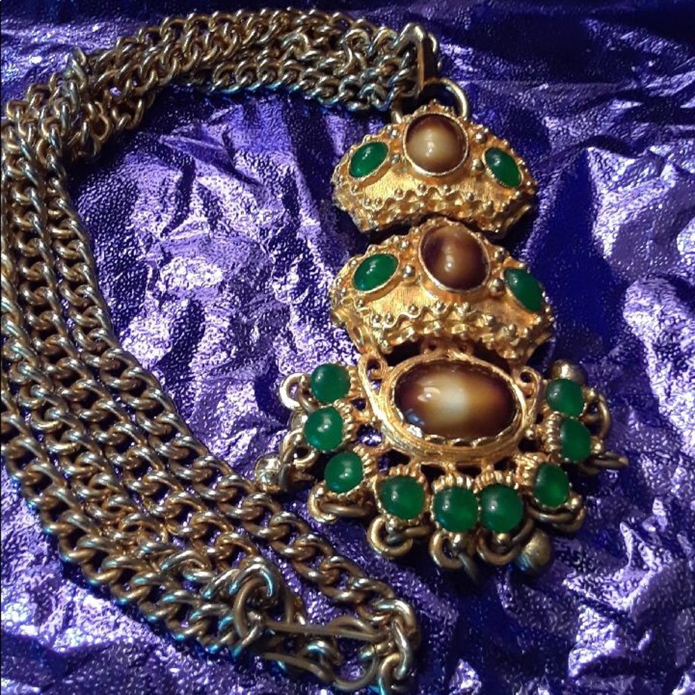 Beautiful pendant, gold tone necklace